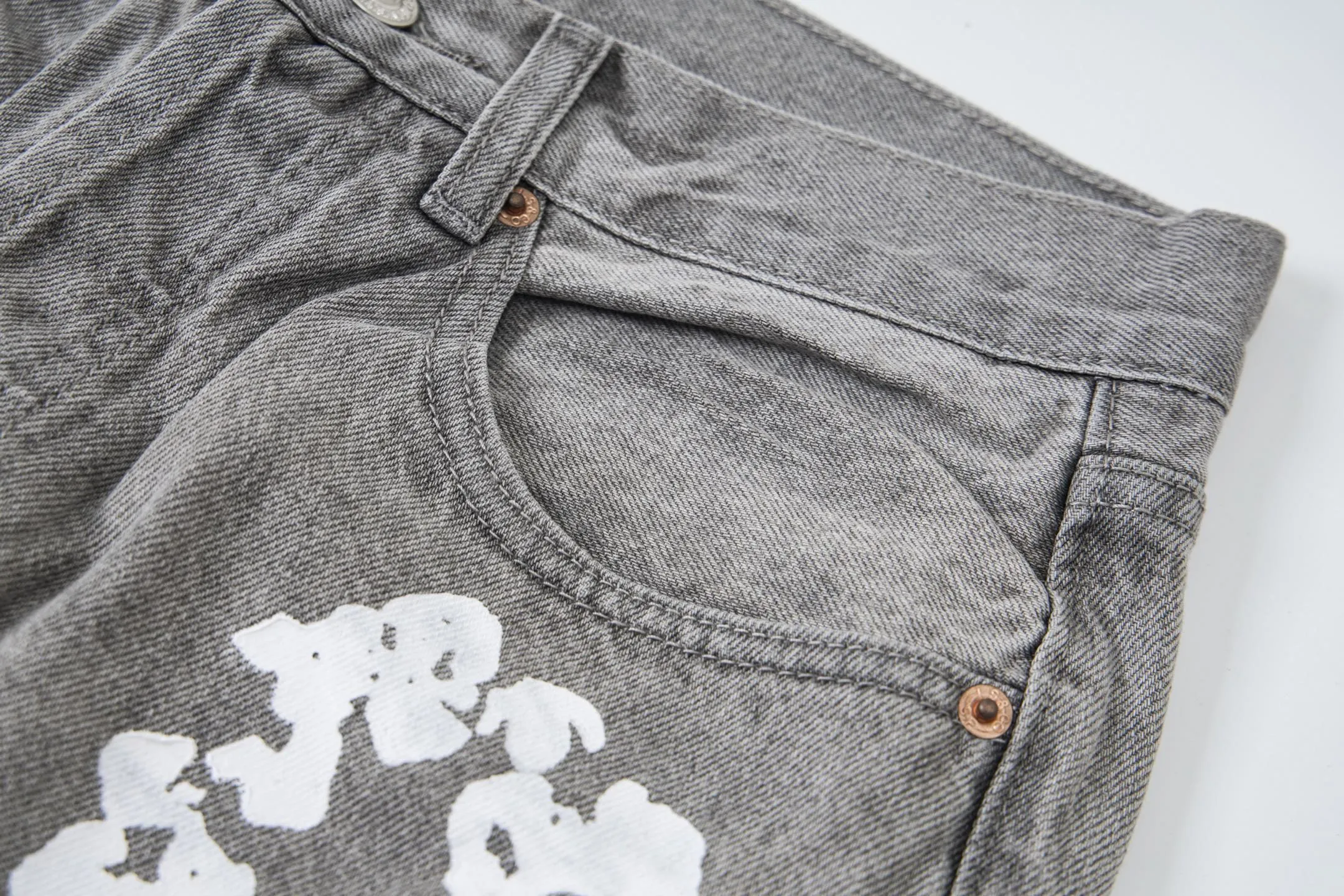 #8197 P220💰 DENIM TEARS Kapok American niche brand printed washed straight jeans. Produced by a major washed factory. Full of high-end feel. Knee part destroyed design with patchwork design. Already used as facade design. Leather waist nameplate. The focus of this style is not on washing, but on the destroyed shape and version. The secret lies in the craftsmanship of the master. The cost of post-production grinding, machining, knife cutting, etc. is far beyond comparison with assembly line products. Color: black, blue, gray. Size: 28-36 (corresponding to S-XXL)